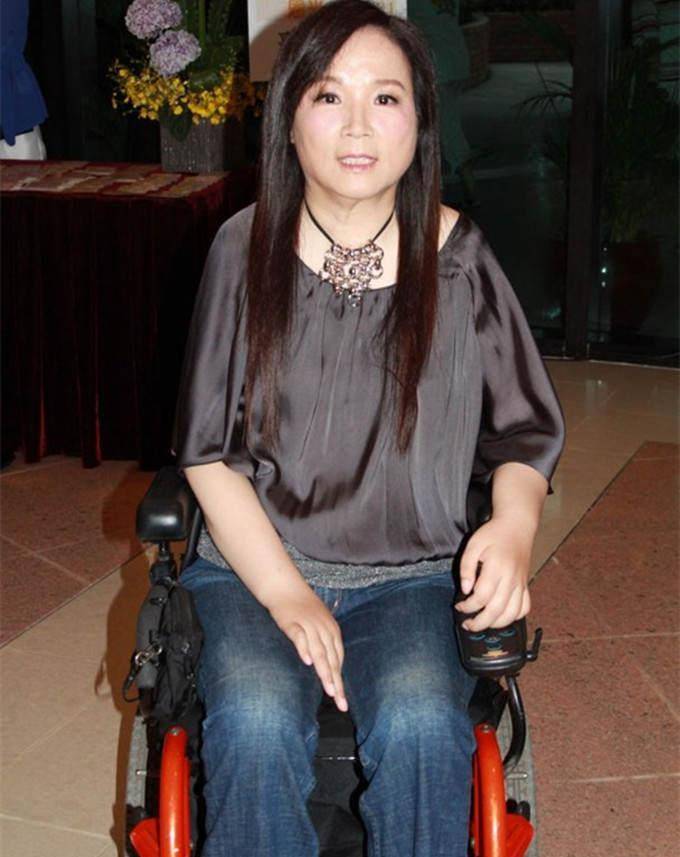 知名歌手病逝,众星冒雨送别,郑秀文神情哀伤,许志安未同行_吴少芳