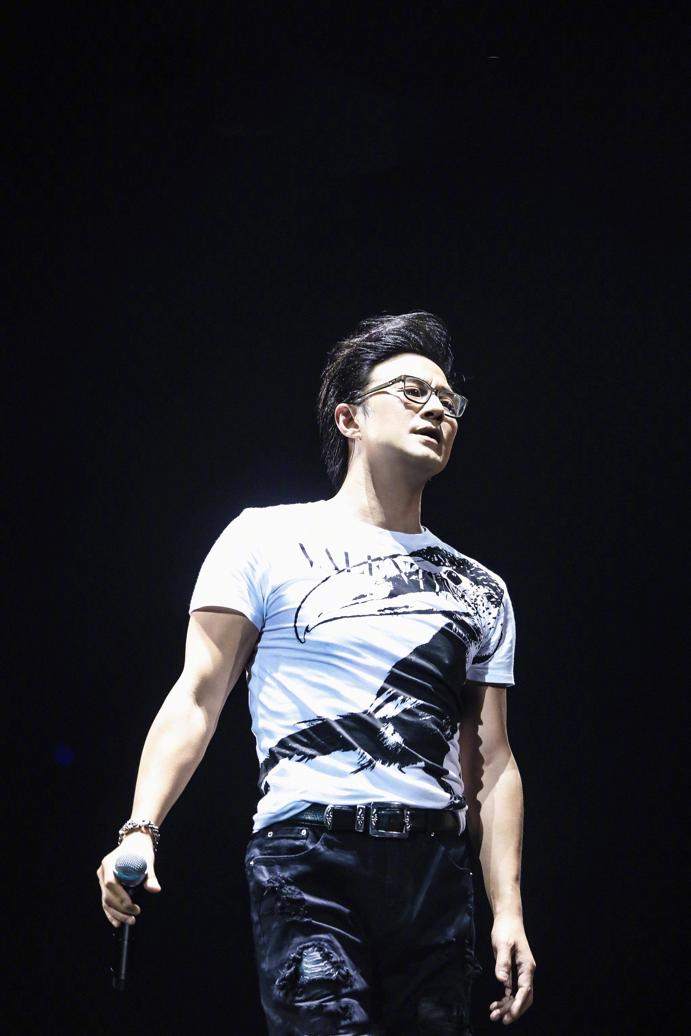 原创发型对颜值的影响有多大?汪峰穿印花夹克配寸头,轻松告别油腻感