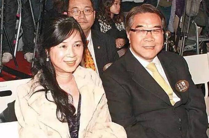 原创徐子淇与妈妈妹妹聚餐徐妈妈打扮贵气妹妹长相平凡却嫁入豪门