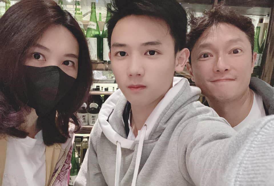 原创恭喜谢祖武儿子考入大学戏剧系18岁身材高大帅气不输老爸