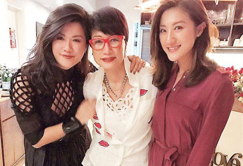 原创邓光荣妻子罕露面,保养得宜气质高雅出众,将2个女儿培养成学霸