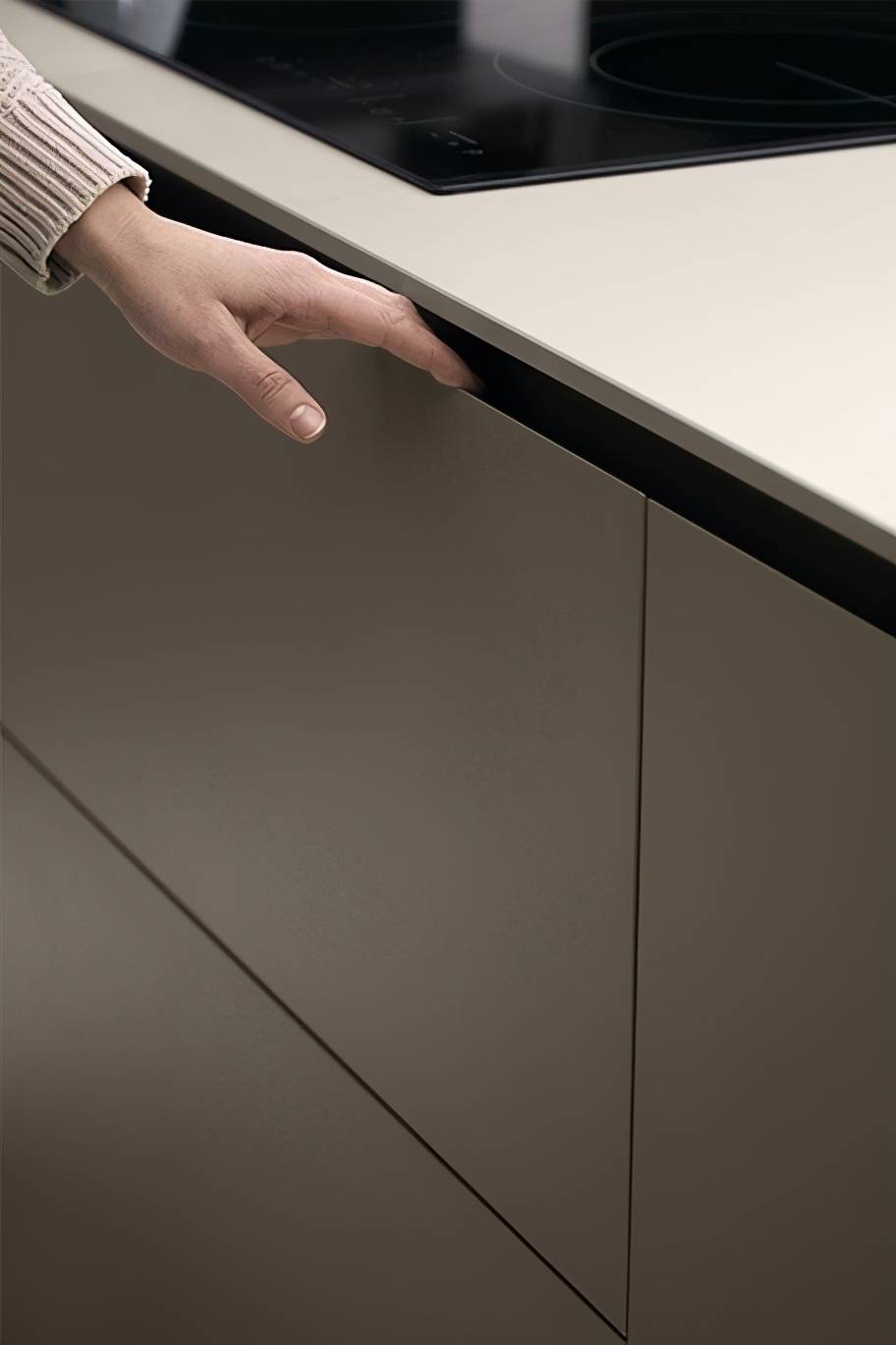 有的人在柜门处做成了g型拉手的设计,但这种设计也有弊端,那就是边角