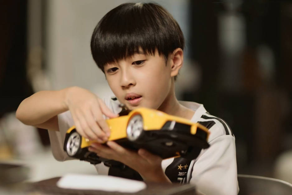 的童年;而原著中还有一个孩子收获了幸福,他就是方远洋的儿子方小棋