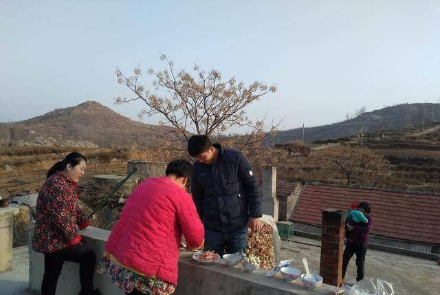 屋顶|冬日乡土风情味正浓，我和妹夫在房顶做烧烤，还有妻子爱吃的烤鱼