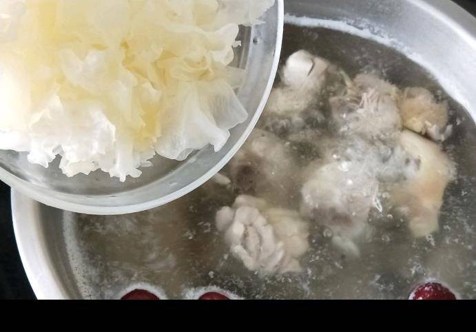 银耳熬出来为什么是黑色的 749b1083339640b2aabbc1b509750bd3.jpeg