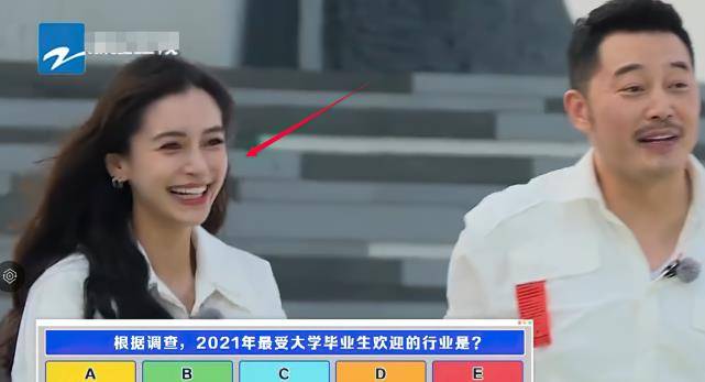 Baby和小三岁的邓紫棋同穿牛仔裤 二人腰围差亮了 未婚已婚区别 对比