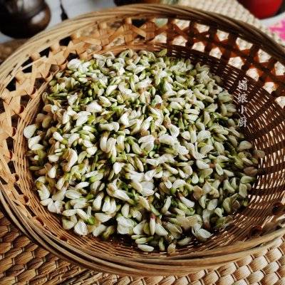 原创简单好吃的有弹性的粉蒸槐花秒变大厨