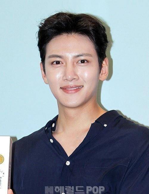 原创黄寅烨私下全身帅照大合集高颜值完美逆天长腿穿搭令人超动心