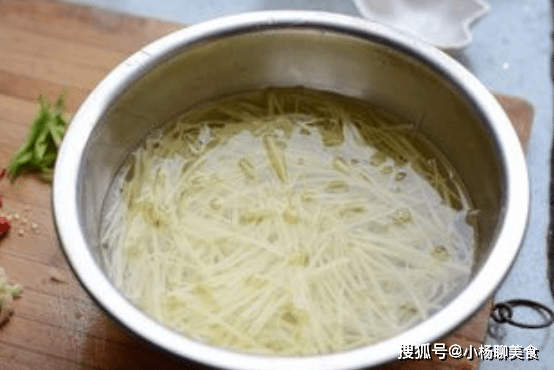 原创
爱吃土豆丝的注意了,学会这1招,味道不比饭店差,清脆又爽口!