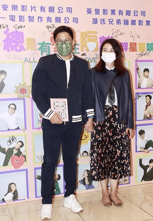 郭晶晶一家看芭蕾表演,7岁长子短裤里套秋裤