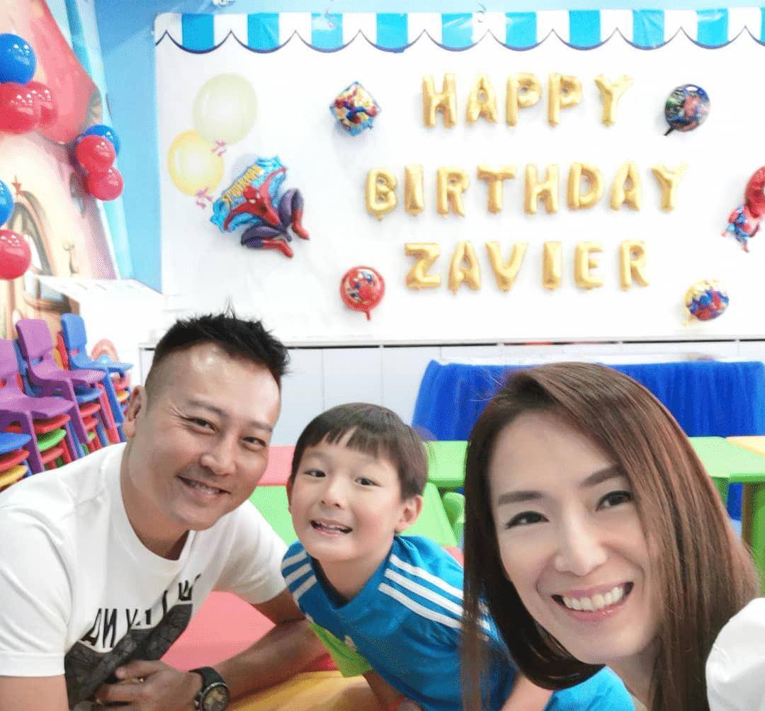 原创要复婚45岁何仙姑带儿子与前夫聚餐三人开心合影场面温馨