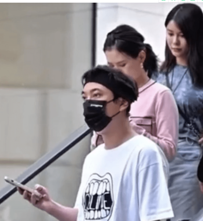 王思聪女伴身材 d6c5a31d3b514c588d9876f618bc7241.png