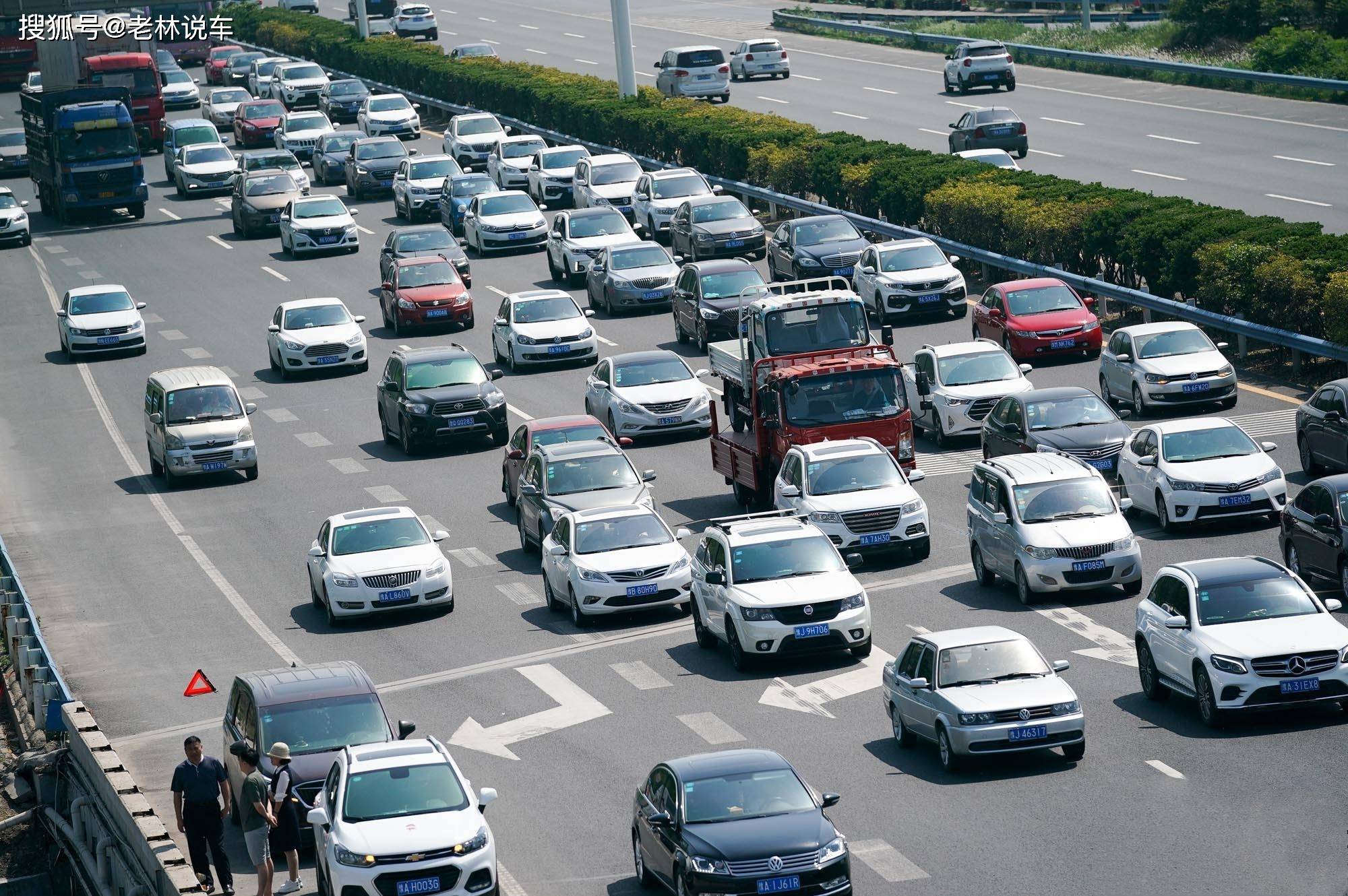 五一高速怪现象 慢车在快车道 龟行 快车在慢车道超车 高速公路