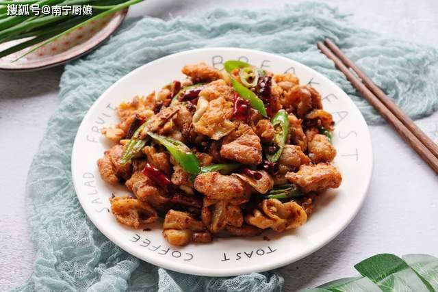 原创
肥肠的家常菜做法,外酥里糯,下酒又下饭,一周吃5次都不嫌腻
爆炒肥肠