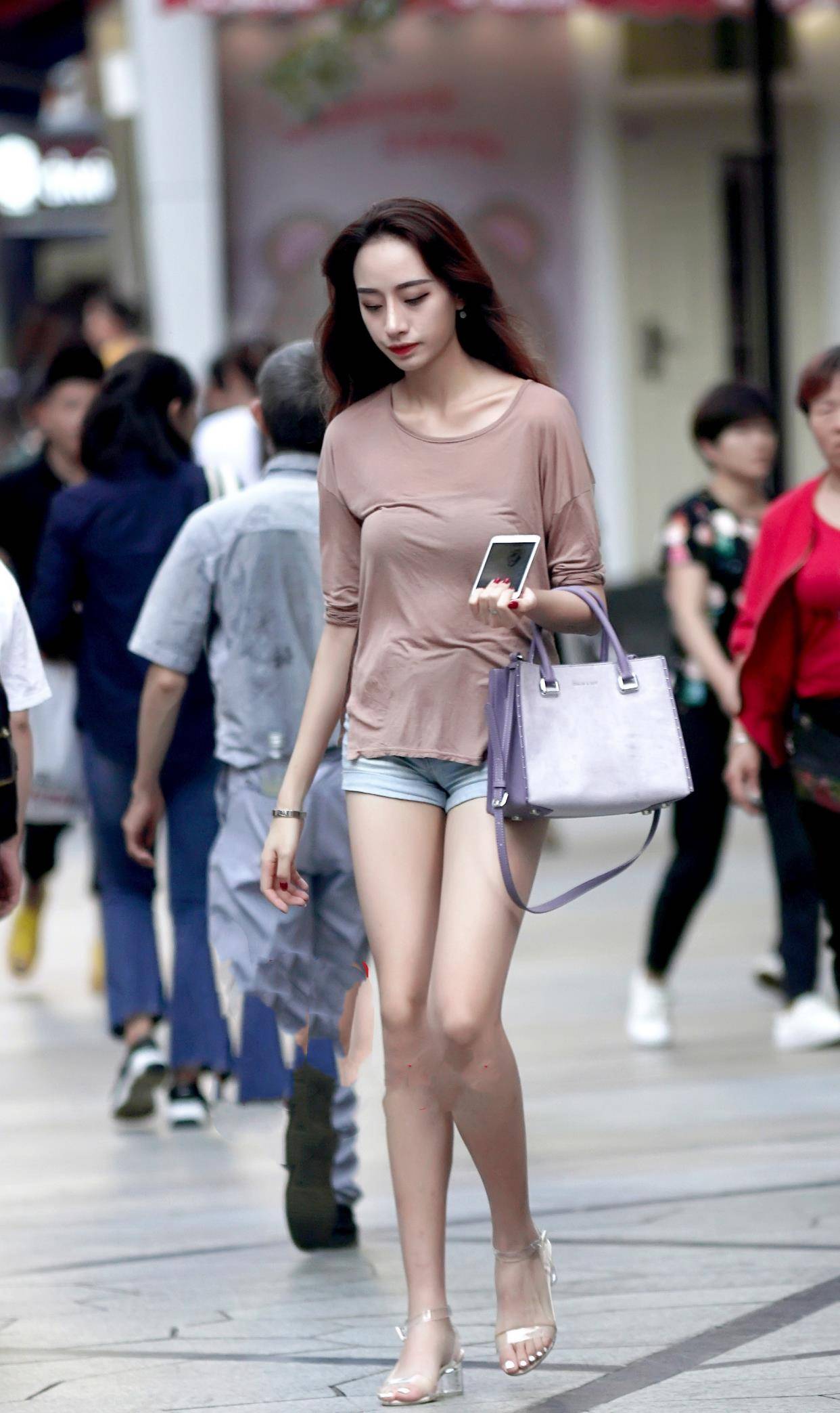 水晶鞋搭配牛仔短裤,时髦洋气还显身高腿长_美女