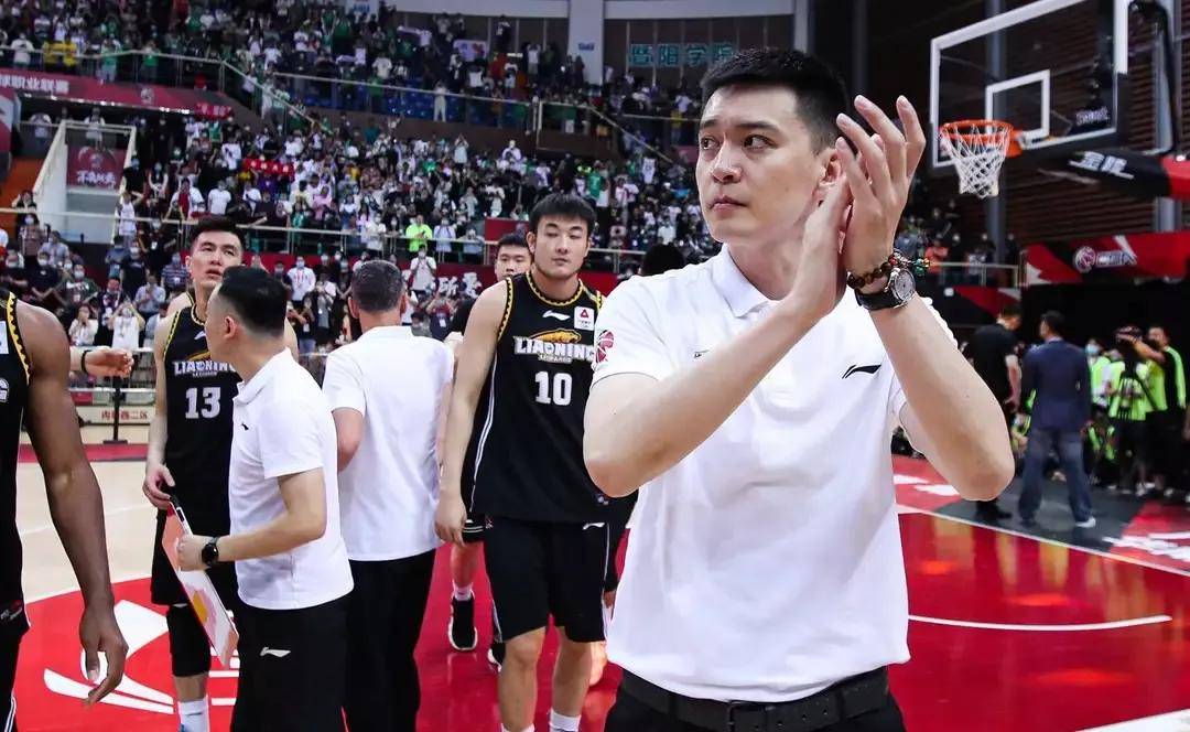 原创辽篮球迷不怪教练现场高呼杨鸣加油画面太感人不哭都不行