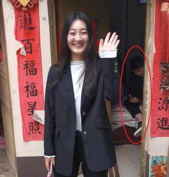 原创大衣哥儿媳妇真聪明首次和婆婆合体录视频主动站后面尊重长辈