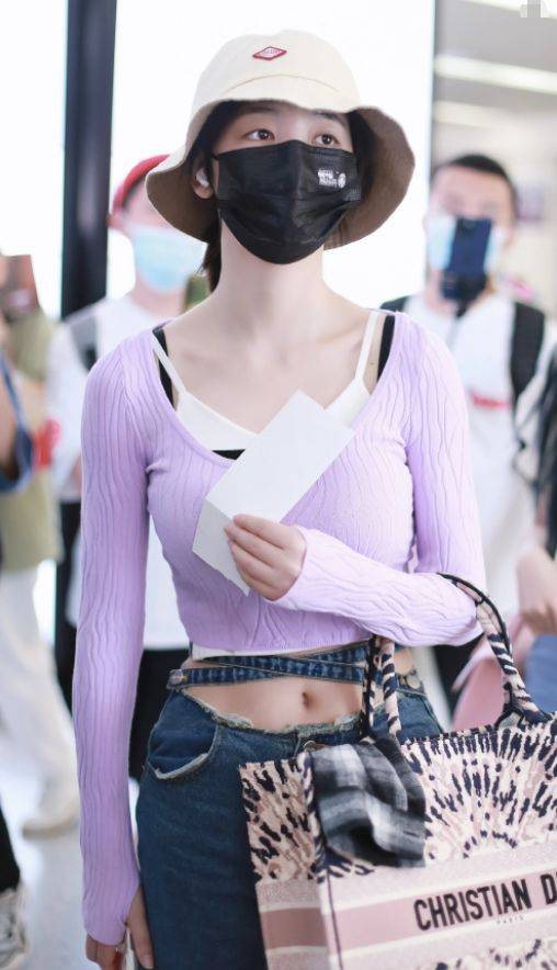 94斤赵粤真任性,穿最小码牛仔裤还用腰带系,轻松秀出a4腰