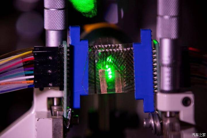 密歇根大学电子与计算机工程团队开发了透明,纳米级,高灵敏度的石墨烯