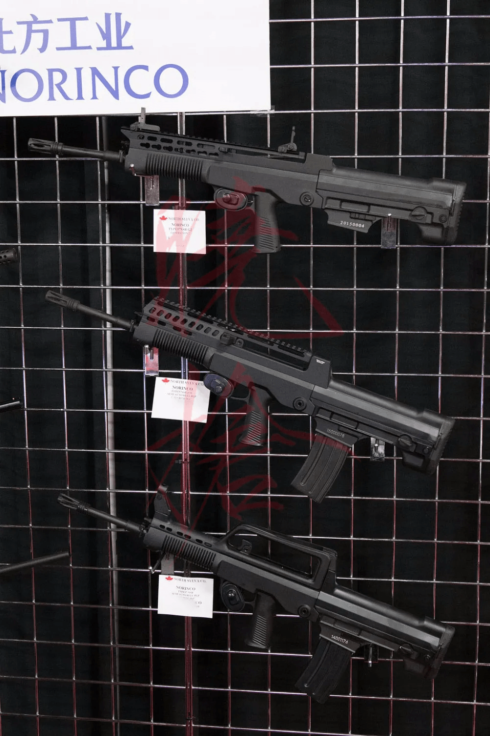 2010年亮相的95-1步枪却依然在用燕尾槽,只是在准星两侧加了小段的