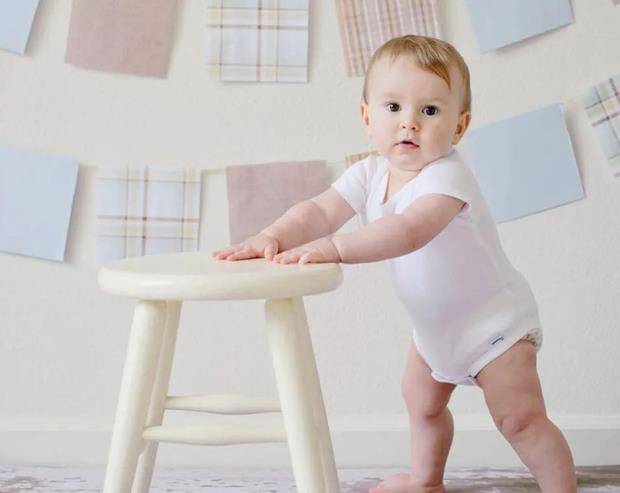 宝宝几个月会走路了 b5be84c7b8a3412e9404506188f8360e.jpeg