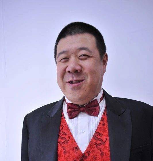 原创实力戏骨沦落养猪进猪圈投喂动作娴熟1米92曾常演傻大个