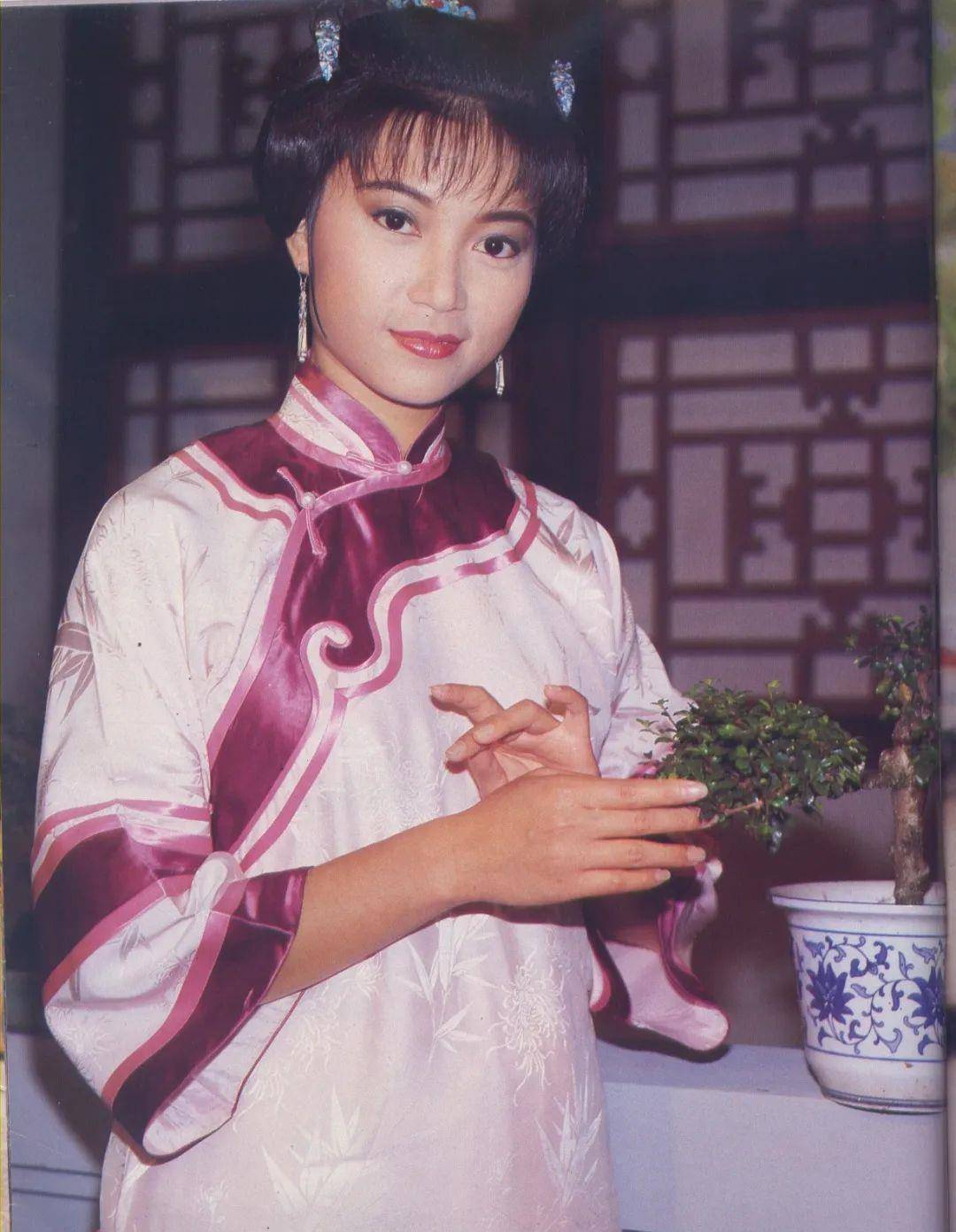 她是80年代tvb当红花旦,下嫁金牌绿叶,小儿去世,大儿欲变女人_陈敏儿