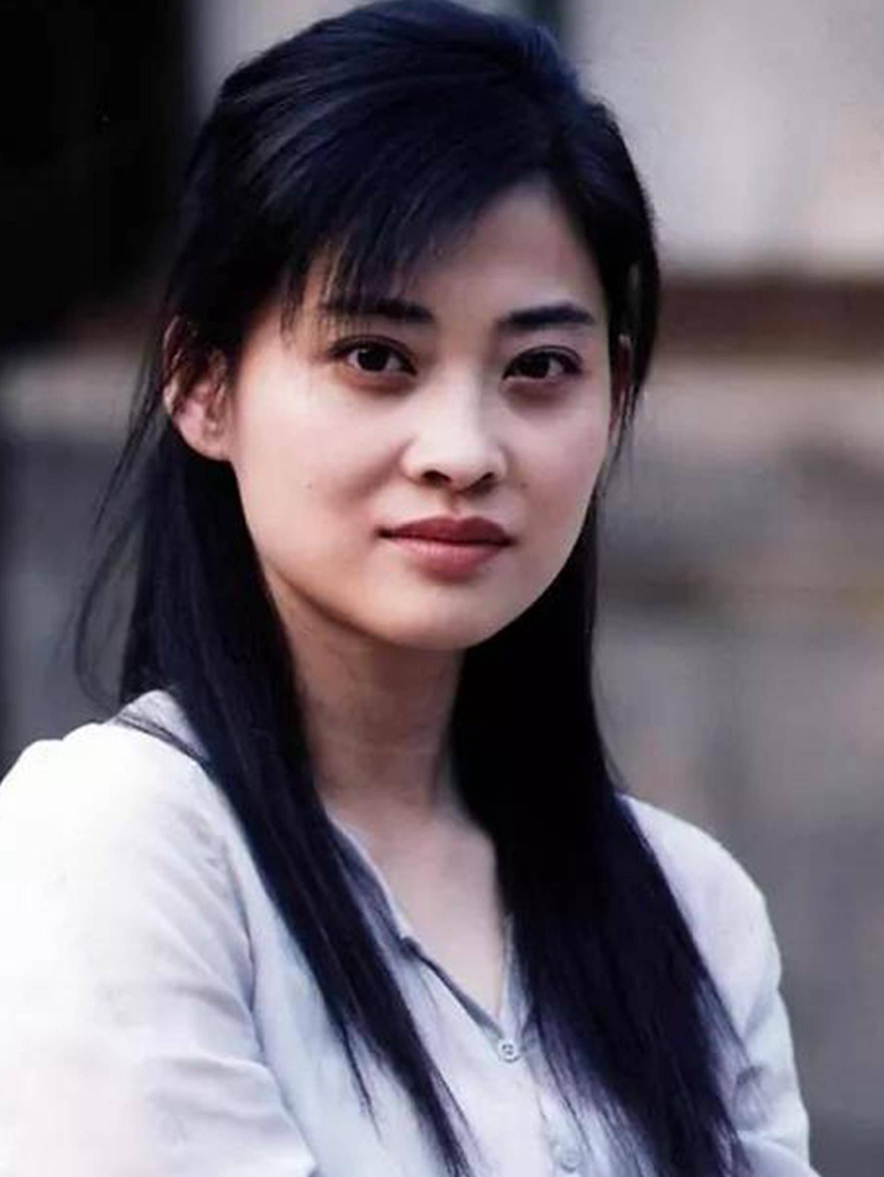 原创1994年春晚给朱时茂充当道具的女孩如今成了一线大明星