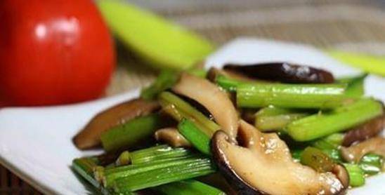 素炒芹菜怎么炒更好吃 650c248bb32d476896313bc08386621a.jpeg