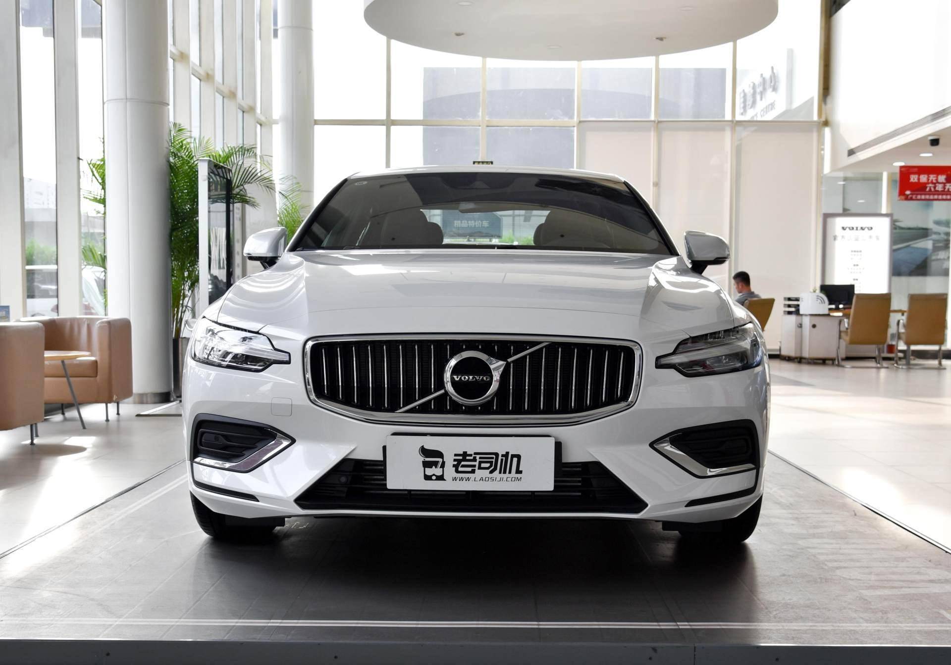 沃尔沃s60 2021款 t4 智逸豪华版前脸的整体造型非常简洁,看起来更加