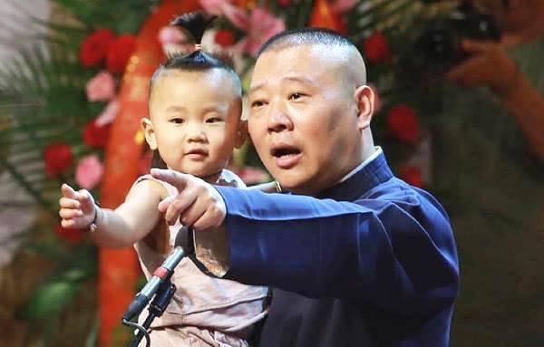 郭德纲小儿子晒自拍,一家四口似复制粘贴一样