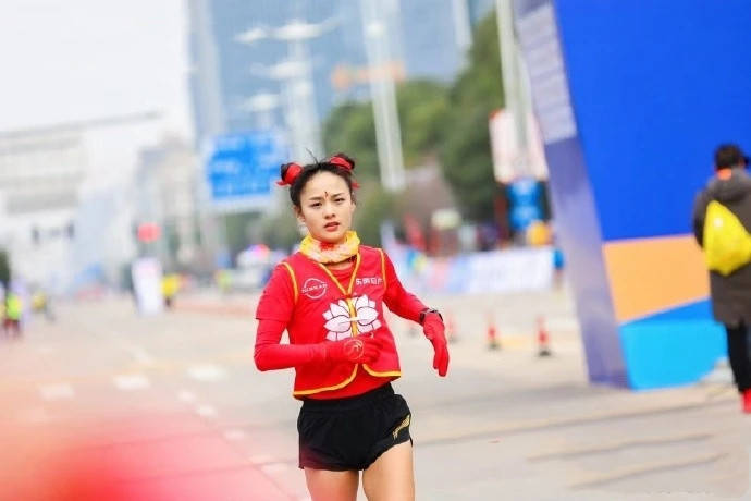 她夺得10余个马拉松冠军,代表东风日产出战,婚礼将是马拉松婚礼