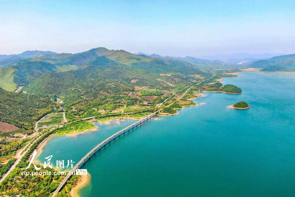 2021年5月7日,浙江省湖州市长兴县合溪水库,山青水碧,美景如画.