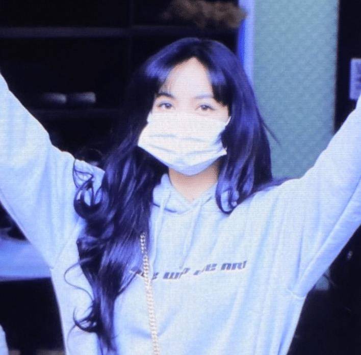 原创都说lisa不轻易拨开刘海,当风吹乱发型,这颜值也是没谁了