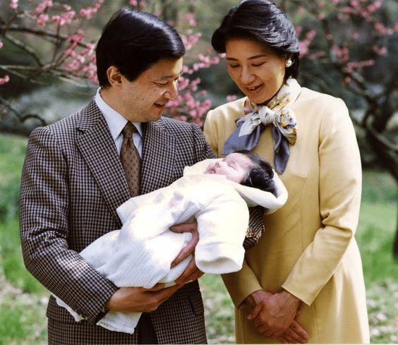 日本良子皇后基因太强,后代遗传眯眯眼,美智子和雅子再美也没用_婆婆