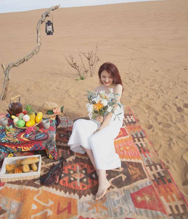 篮球主播小楠晒照,行走在沙漠,草莓色头发吸睛,皮肤也太白了吧