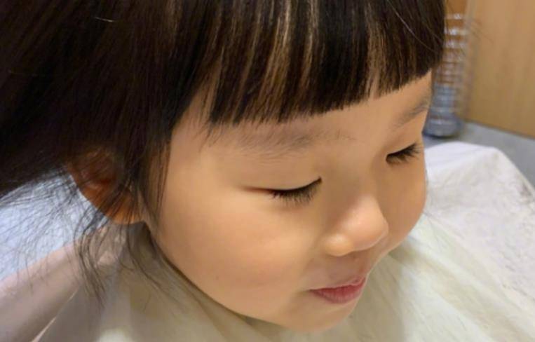 原创秦昊的女儿小米粒逆袭式长大近照曝光看呆网友比伊能静还漂亮