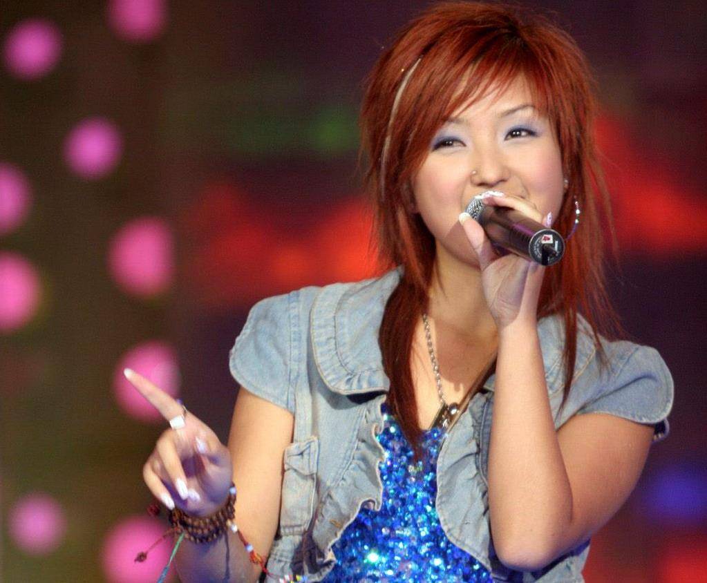 减肥终有成效,何洁用行动完成了华丽蜕变,气质和颜值直线上升_运动