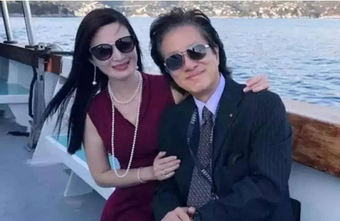 近日,陈少霞一身浅色衣裙现身某品牌活动,深情挽着老公李文辉恩爱同行