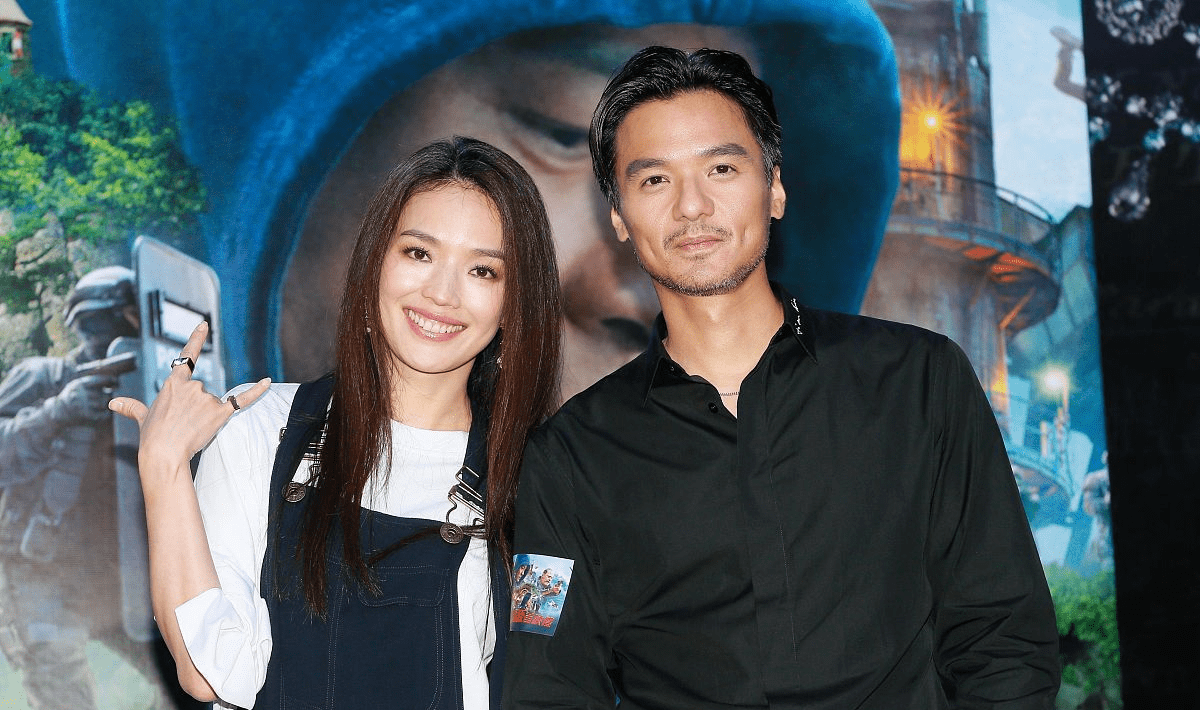 舒淇也有少女的一面,与老公冯德伦相比,看着更像小妹妹,真稚嫩_时尚