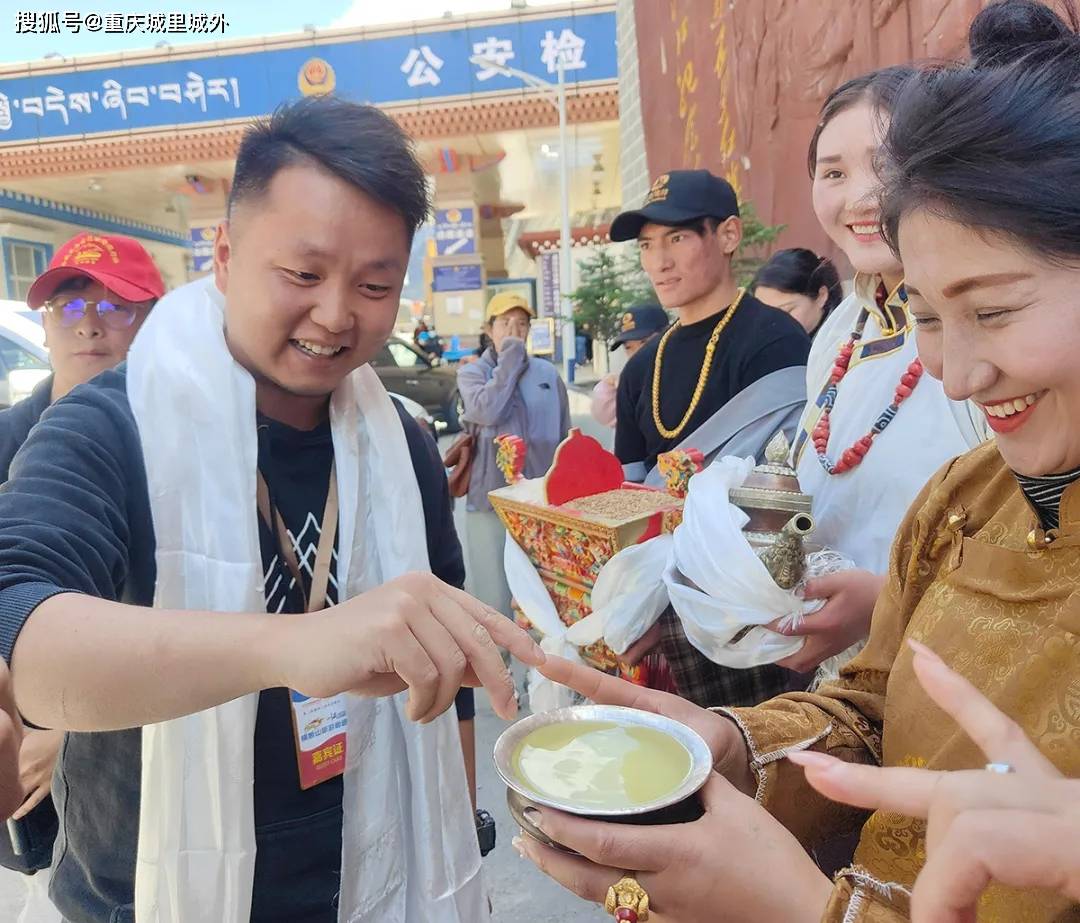 局工作人员和藏族同胞向自驾车队的游客们献上了洁白的哈达和青稞酒