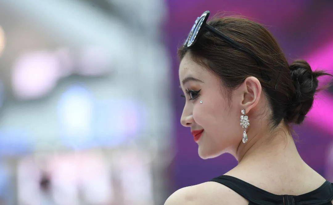 实拍胸模大赛海选,24位佳丽秀身姿,评委:仅靠脸蛋和身材不够_比赛