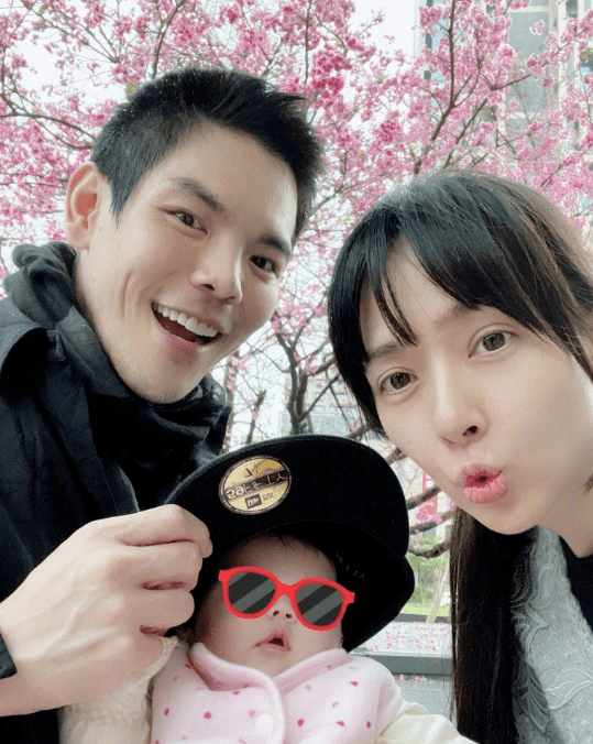 向佐母亲节晒郭碧婷与向太合影半岁女儿正脸出镜胖嘟嘟可爱至极