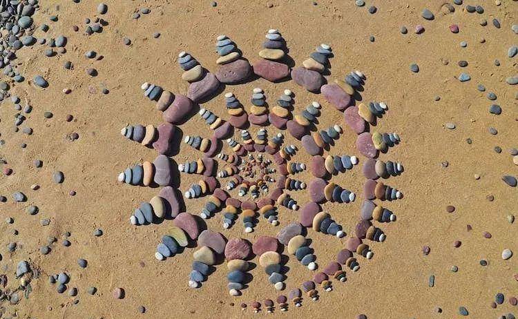 自己玩石头就真的只是玩石头,别人却能摆成这么充满艺术感的图案,是