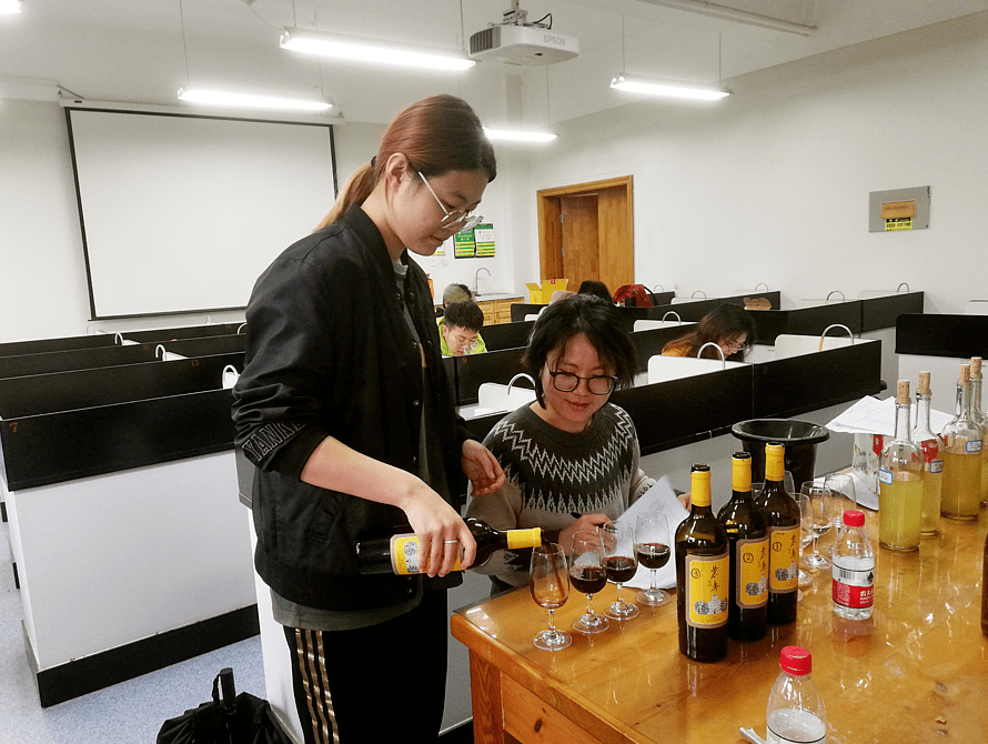 西农大成功创制国内首款"锁水"葡萄露酒_姜娇