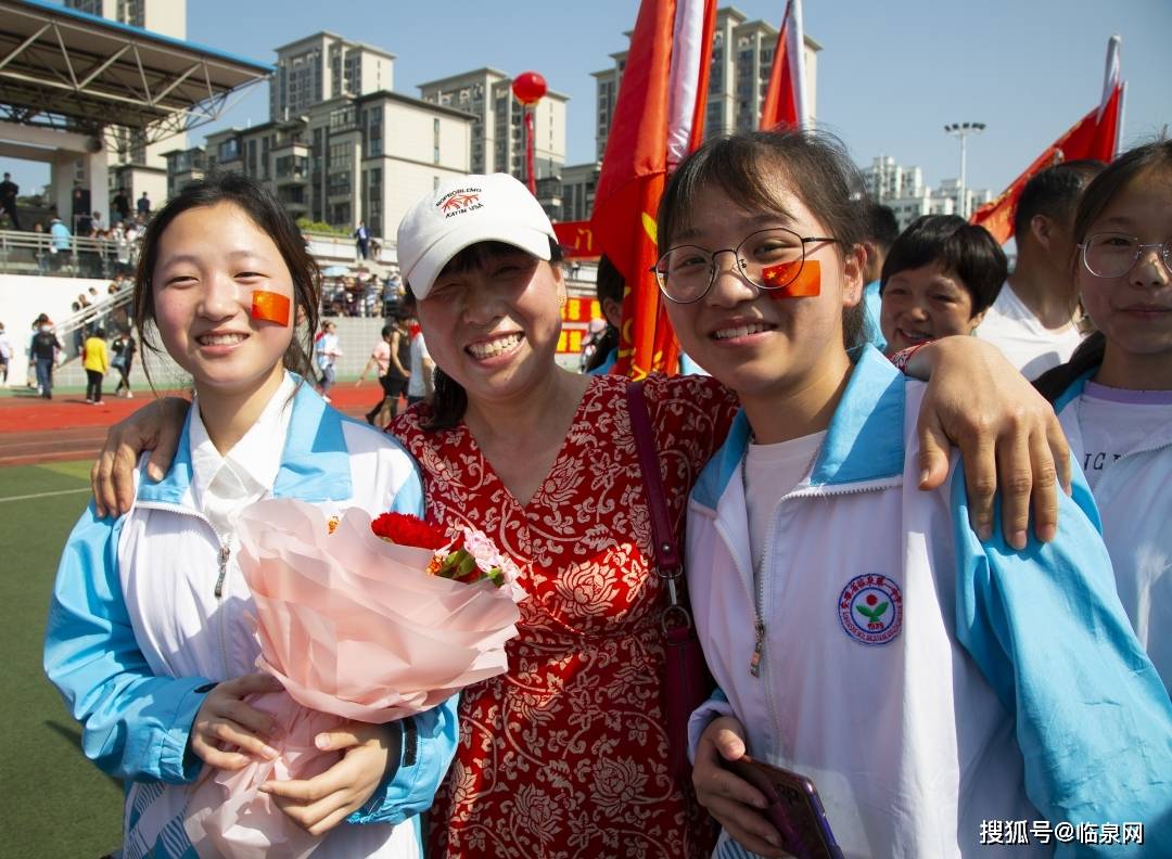千名学生家长齐聚临泉一中操场,原来是为了.