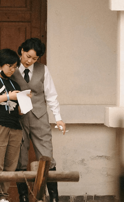 原创那英录综艺化身干饭人嘴里吃冰棍手里拿雪糕片场抽烟超a