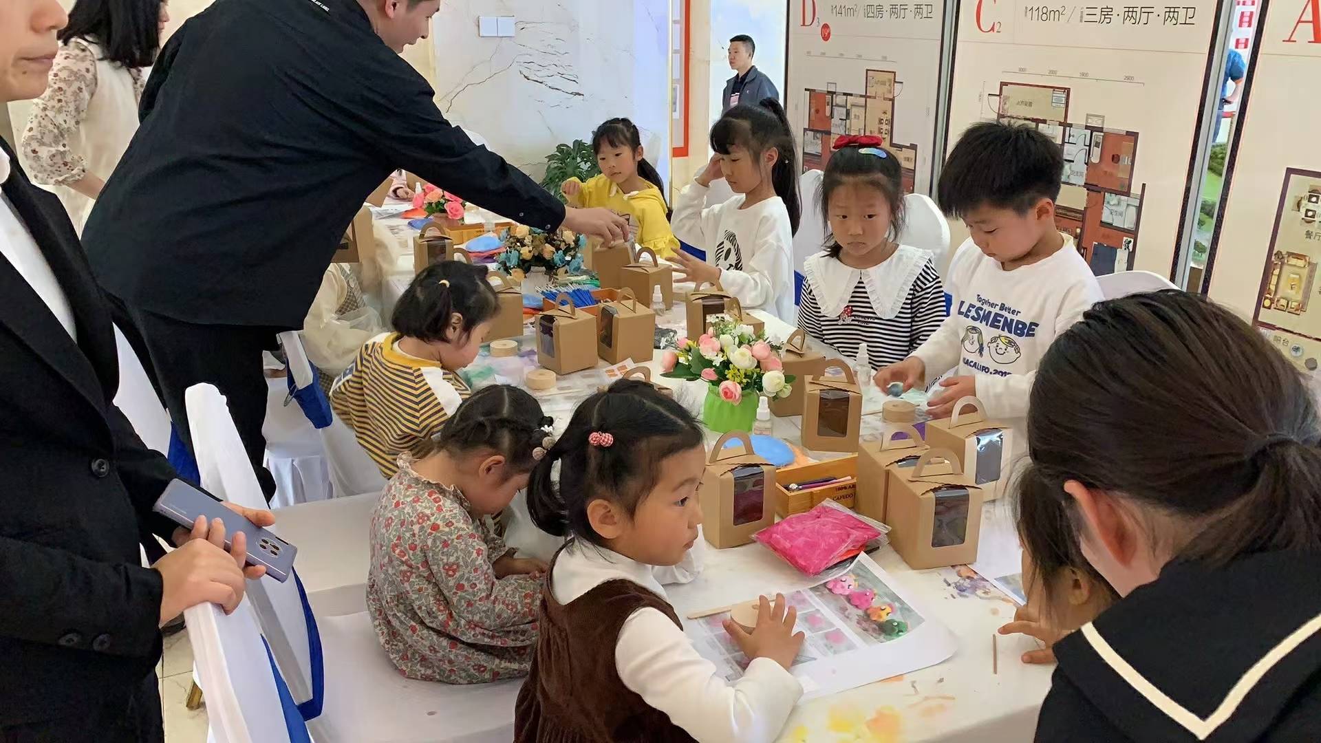 一般在五一这种节假日 ,与企业公司合作的暖场活动 ,都是类似于这样的