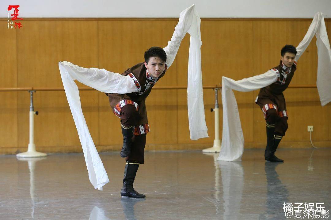 藏族舞,古典舞,根据不完全统计,他会的舞种包括但不限于:学习舞蹈超过