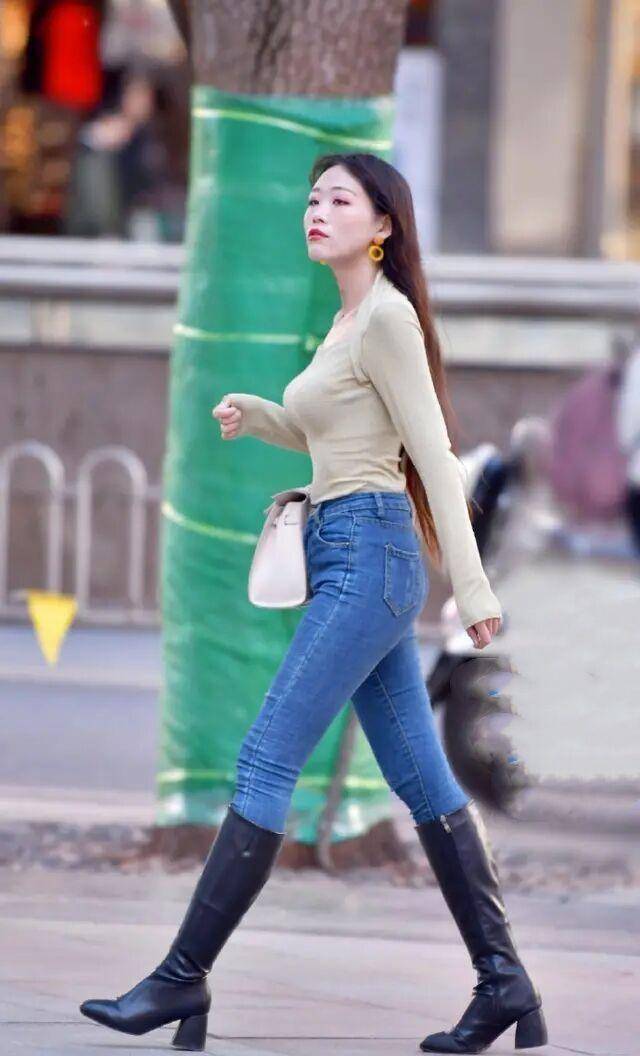 肉色紧身上衣搭配牛仔打底裤,淡淡的光泽感,优雅,贵气.